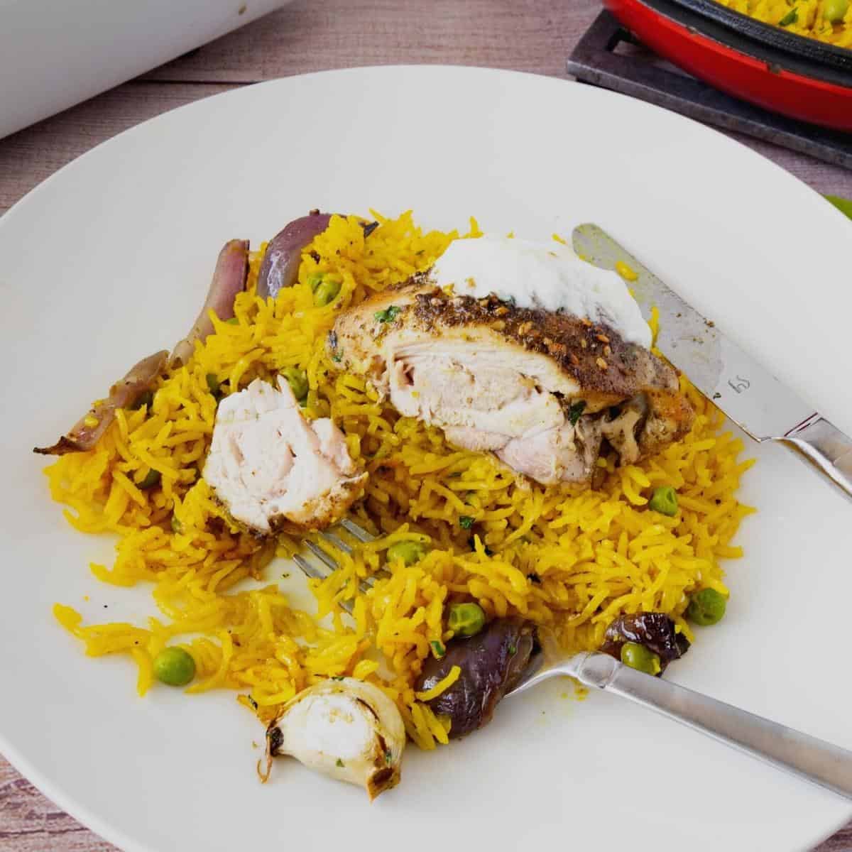 Quét sốt gia vị Za'atar lên thịt gà