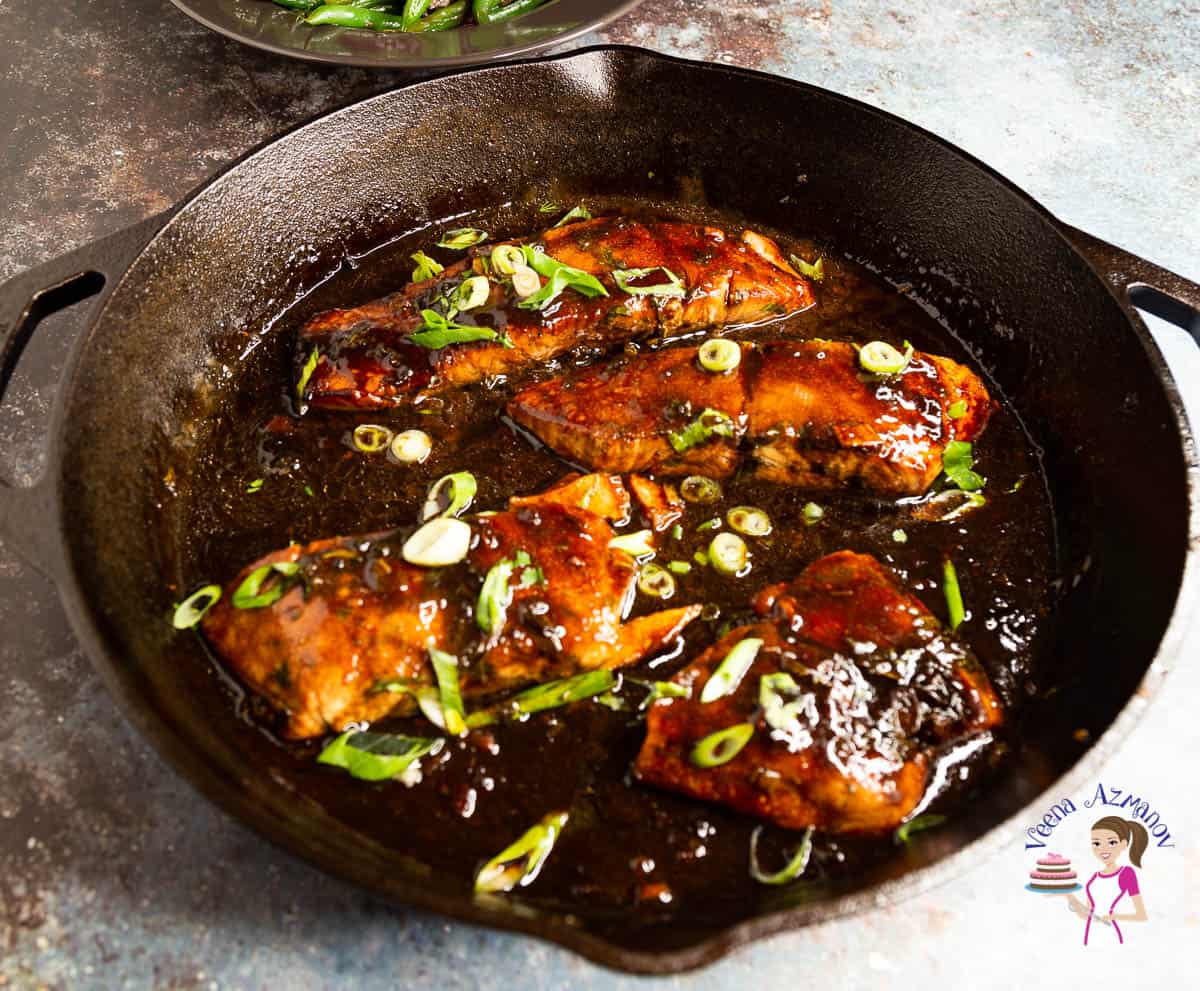 Quét sốt giấm đen Balsamic bóng mẩy lên cá hồi