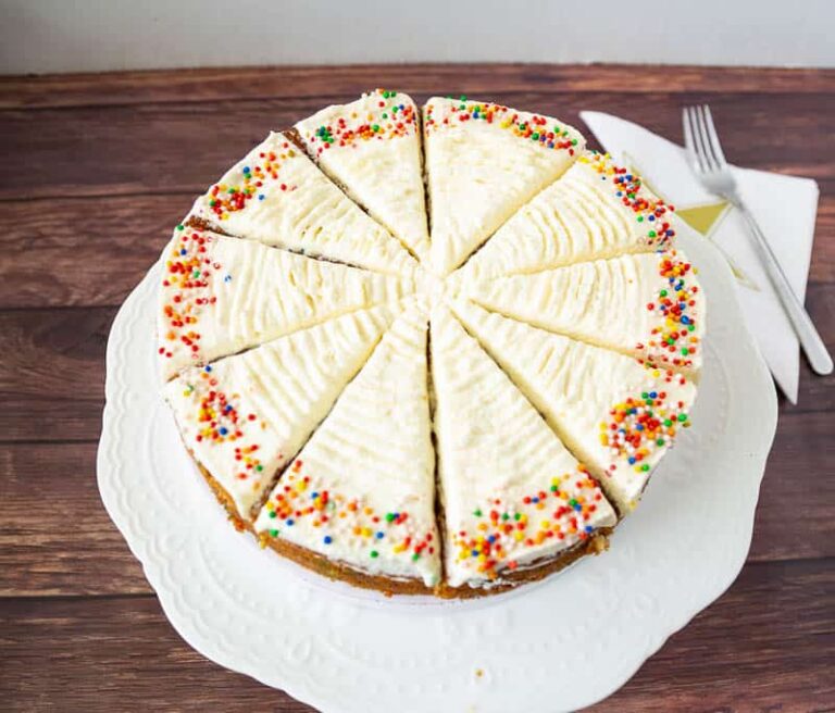 Bánh Kem Sinh Nhật Funfetti Cốm Màu – Rực Rỡ Bắt Mắt Chuẩn Tiệc Sinh Nhật
