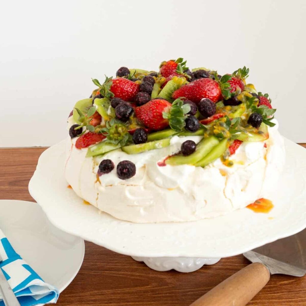 Bánh Tráng Miệng Pavlova Meringue Trái Cây Chuẩn Úc – Giòn Vỏ Mềm Ruột