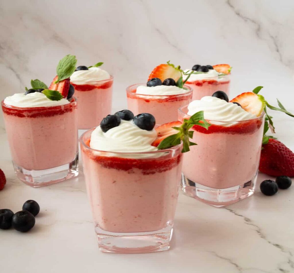 Bánh Mousse Dâu Tây Tươi Mát Chua Ngọt – Tráng Miệng Mịn Mượt Tan Trong Miệng