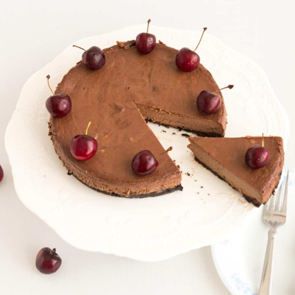 Bánh Phô Mai Sô-Cô-La Anh Đào Chocolate Cherry Cheesecake – Đậm Đà Quyến Rũ