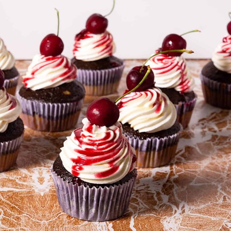 Bánh Cupcake Sô-Cô-La Nhân Anh Đào Chocolate Cherry Cupcakes – Mềm Mịn