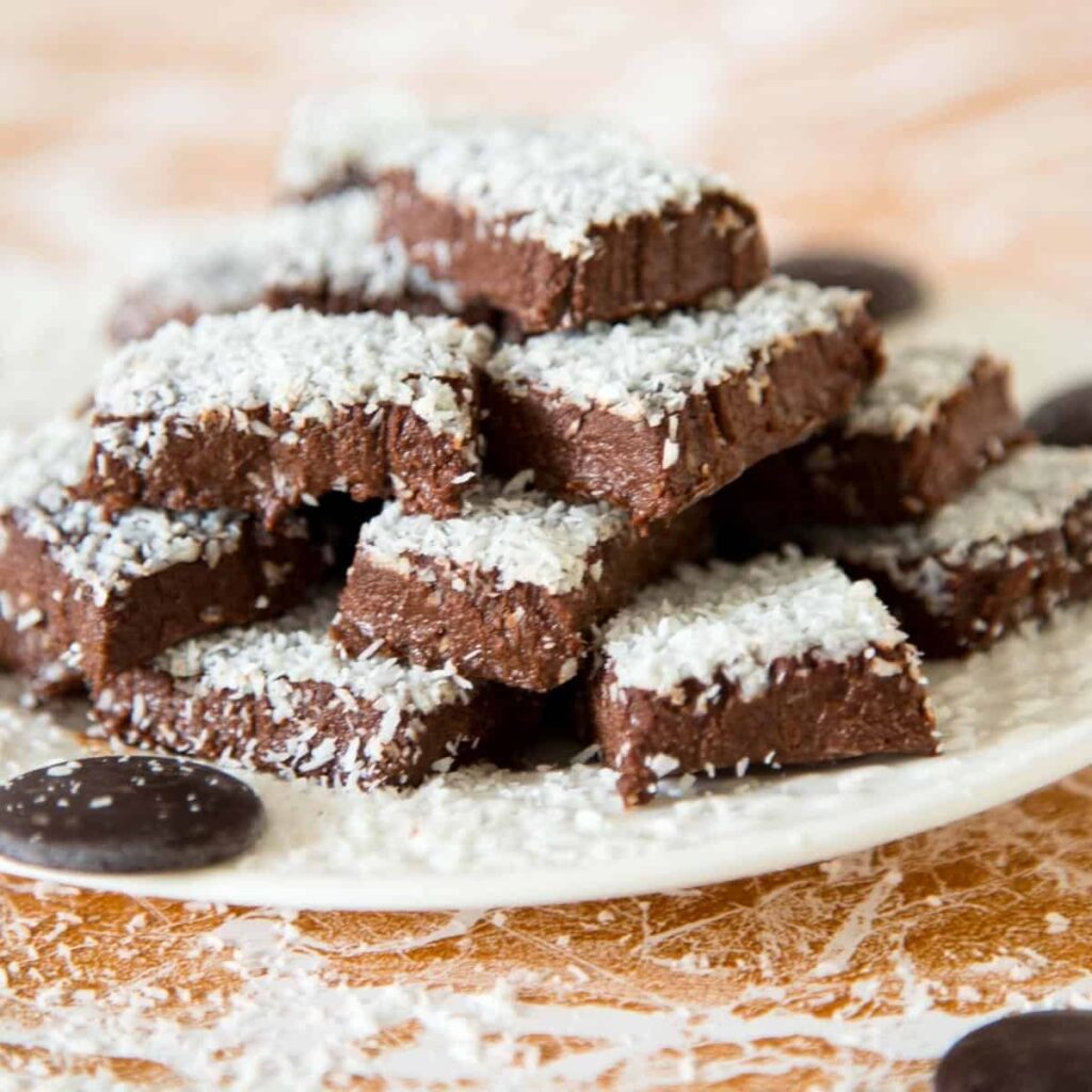 Kẹo Sô-Cô-La Dừa Fudge Microwave – Làm Nhanh Bằng Lò Vi Sóng Béo Ngậy