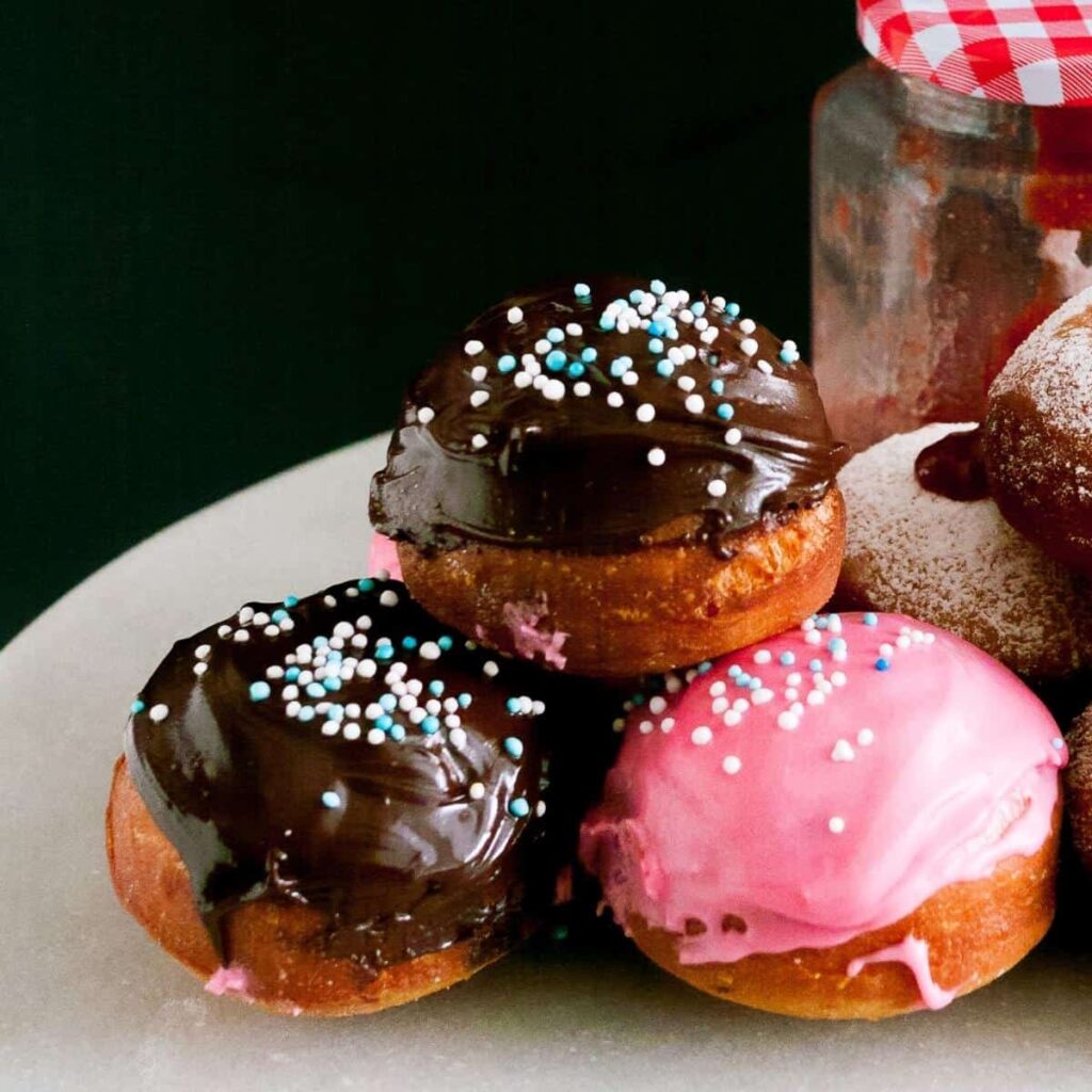 Bánh Rán Donut Nhân Sô-Cô-La Sufganiyah – Giòn Vỏ Mềm Béo Tan Chảy