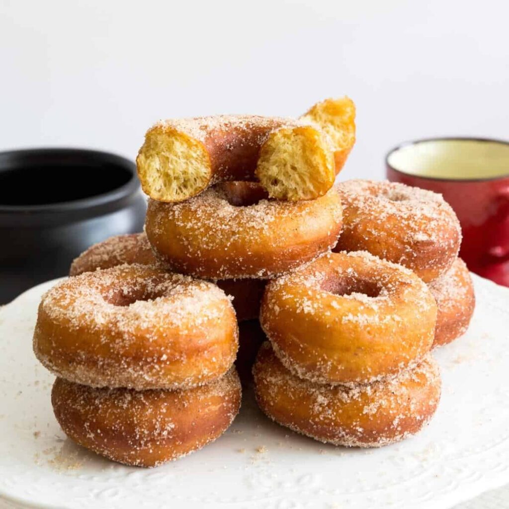 Bánh Donut Bí Đỏ Chiên Phủ Đường Quế Cinnamon Sugar Pumpkin Donuts