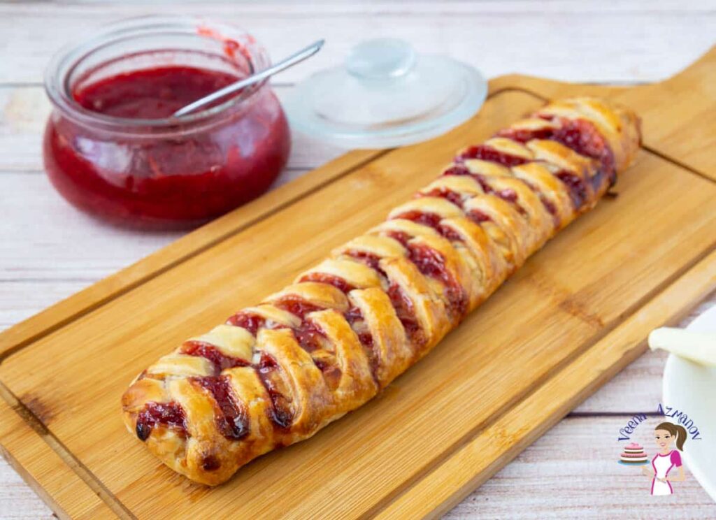 Bánh Bím Cuộn Dâu Tây Kem Phô Mai Strawberry Braided Pastry – Giòn Rụm