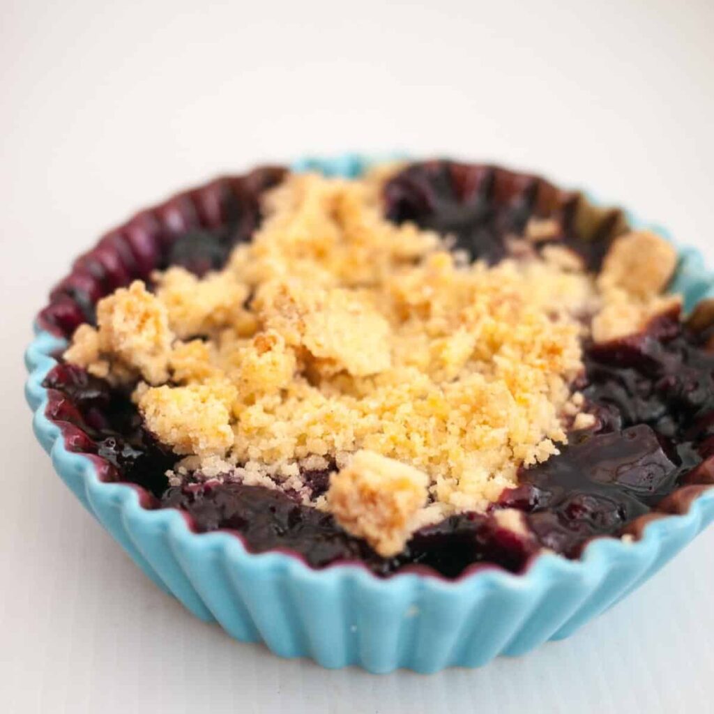 Bánh Việt Quất Phủ Vụn Bơ Giòn Easy Blueberry Crumble – Chua Ngọt Bùi Béo