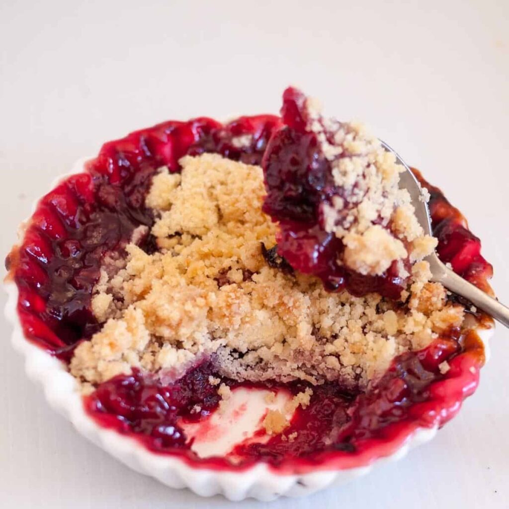 Bánh Quả Mâm Xôi Đỏ Phủ Vụn Bơ Easy Raspberry Crumble – Chua Ngọt