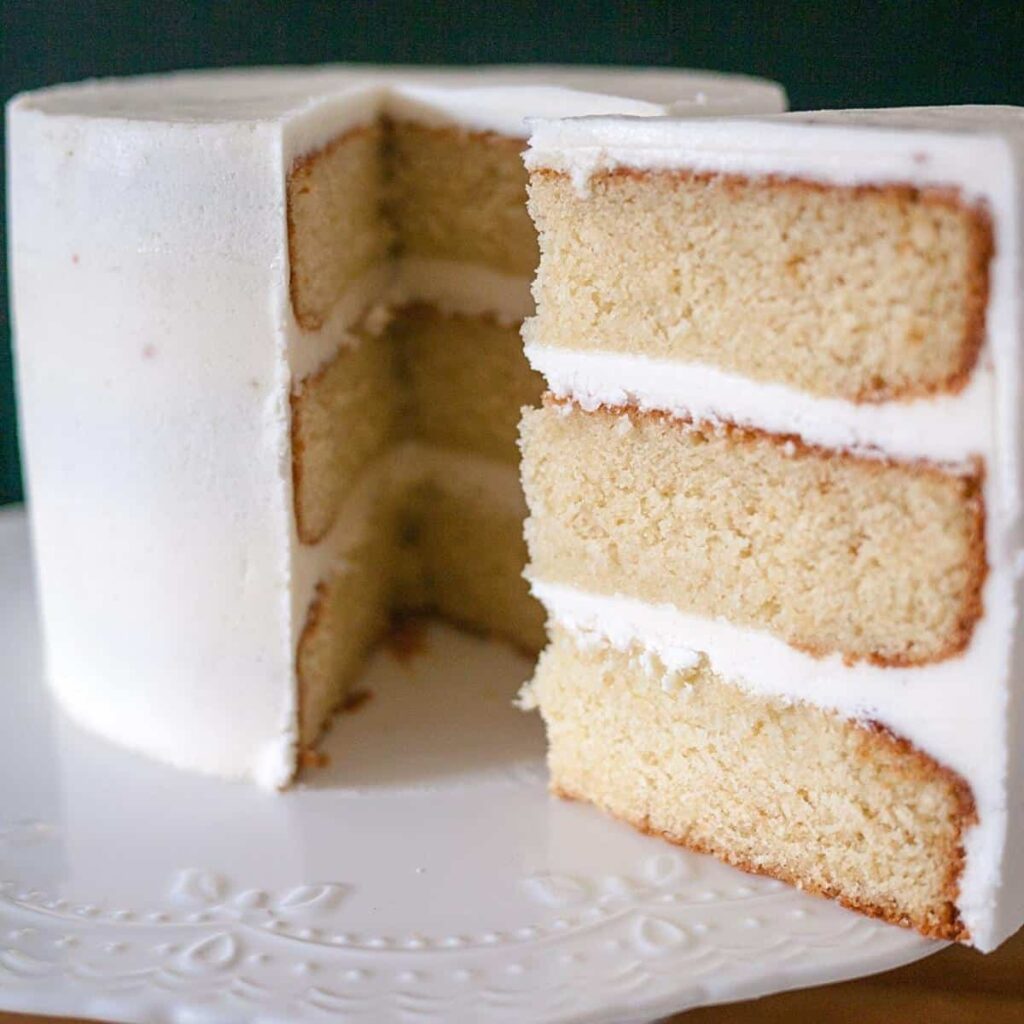Bánh Bông Lan Vani Xốp Mềm Fluffy Vanilla Cake – Thơm Mịn Ngọt Dịu
