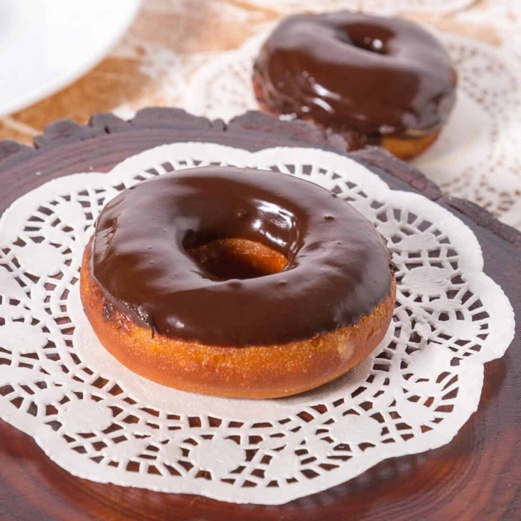 Bánh Donut Chiên Phủ Sốt Sô-Cô-La Bóng Mượt – Giòn Xốp Béo Ngậy