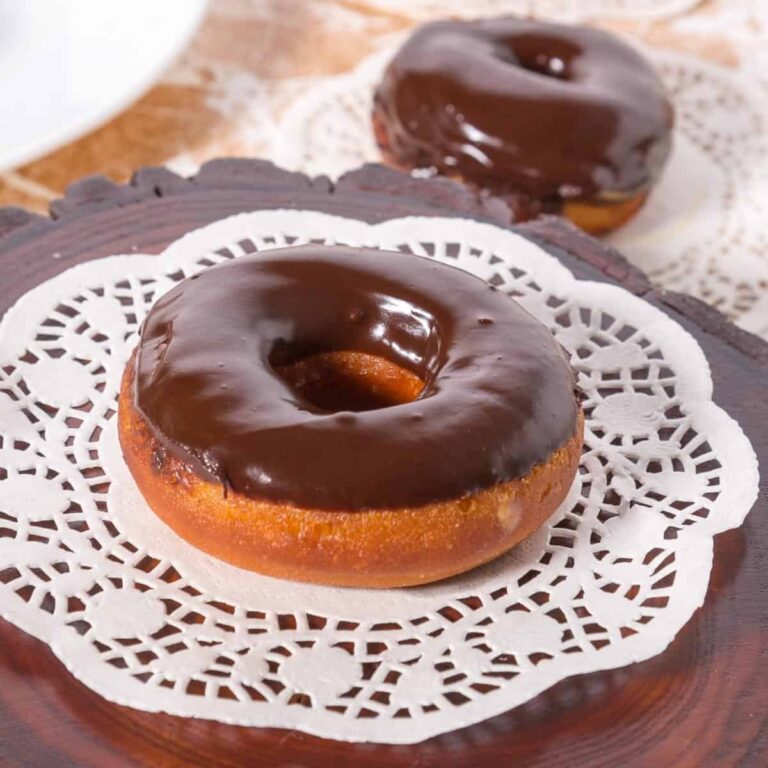 Bánh Donut Chiên Phủ Sốt Sô-Cô-La Bóng Mượt – Giòn Xốp Béo Ngậy