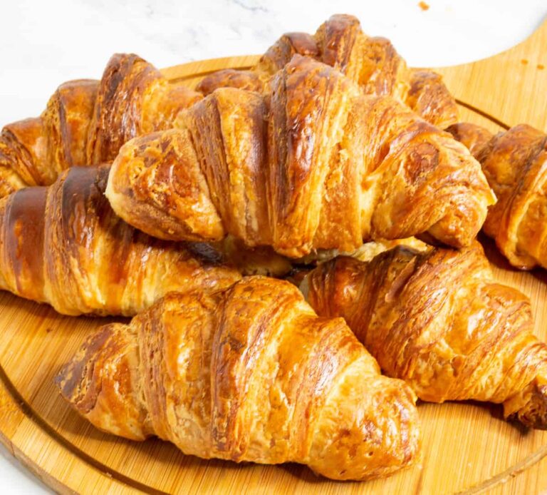 Bánh Mỳ Sừng Bò Croissants Tự Làm – Vỏ Giòn Ngàn Lớp Thơm Nức Bơ