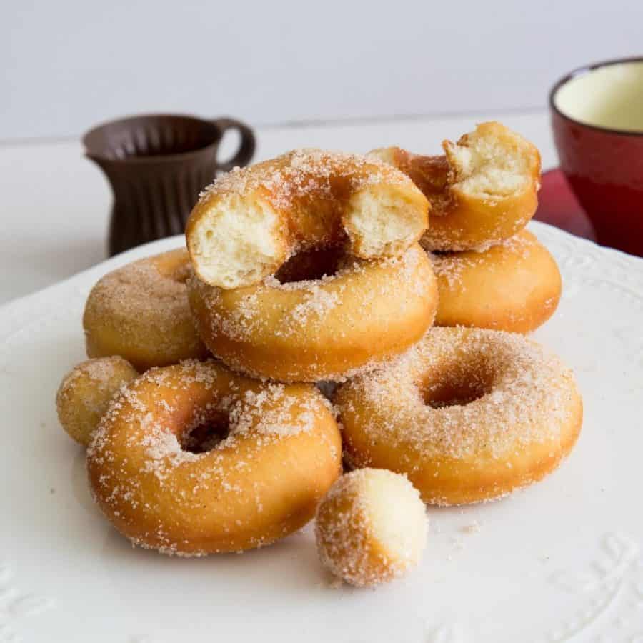 Bánh Donut Chiên Phủ Đường Quế Cinnamon Sugar Donuts – Giòn Xốp