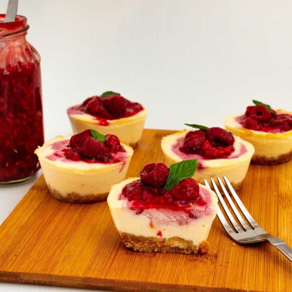 Bánh Phô Mai Nhỏ Sốt Mâm Xôi Mini Raspberry Cheesecakes – Chua Ngọt