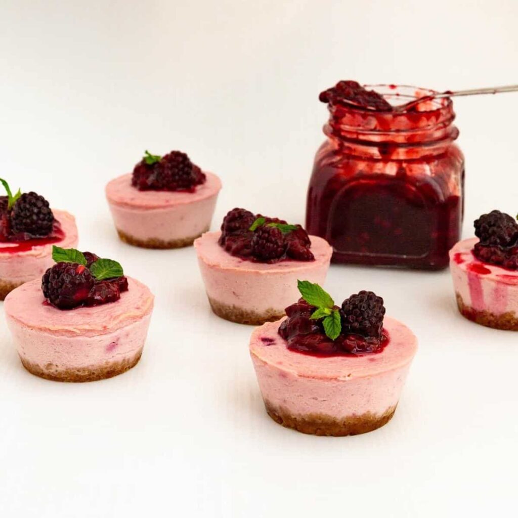 Bánh Phô Mai Nhỏ Sốt Dâu Tằm Mini Blackberry Cheesecakes – Béo Mịn