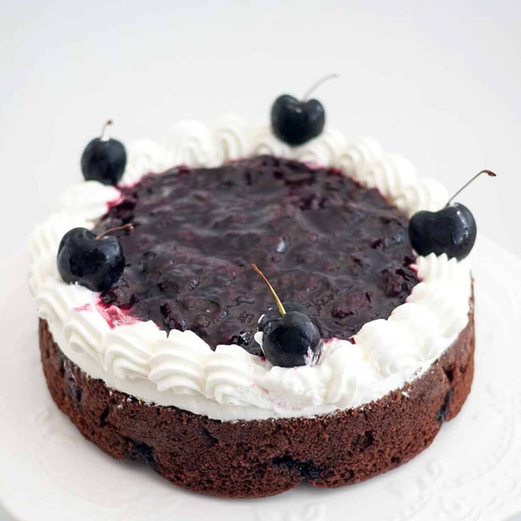 Bánh Gato Socola Anh Đào Chocolate Cherry Cake – Mềm Ẩm Đậm Vị
