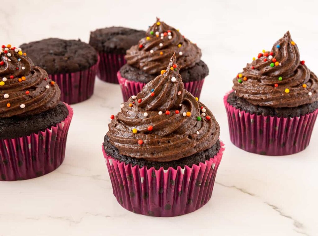 Bánh Cupcake Socola 1 Tô Đơn Giản One Bowl Chocolate Cupcakes – Mềm Dẻo