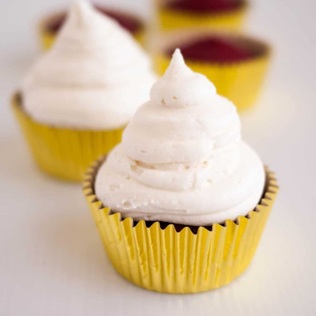 Bánh Cupcake Nhung Đỏ Red Velvet Cupcakes – Mềm Mượt Kem Phô Mai