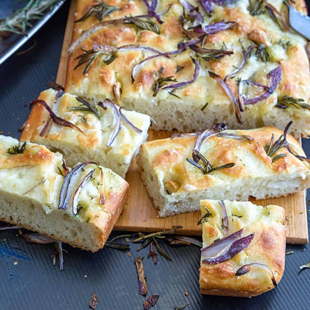 Bánh Mì Focaccia Hương Thảo Dầu Ô-Liu Rosemary Focaccia – Giòn Xốp